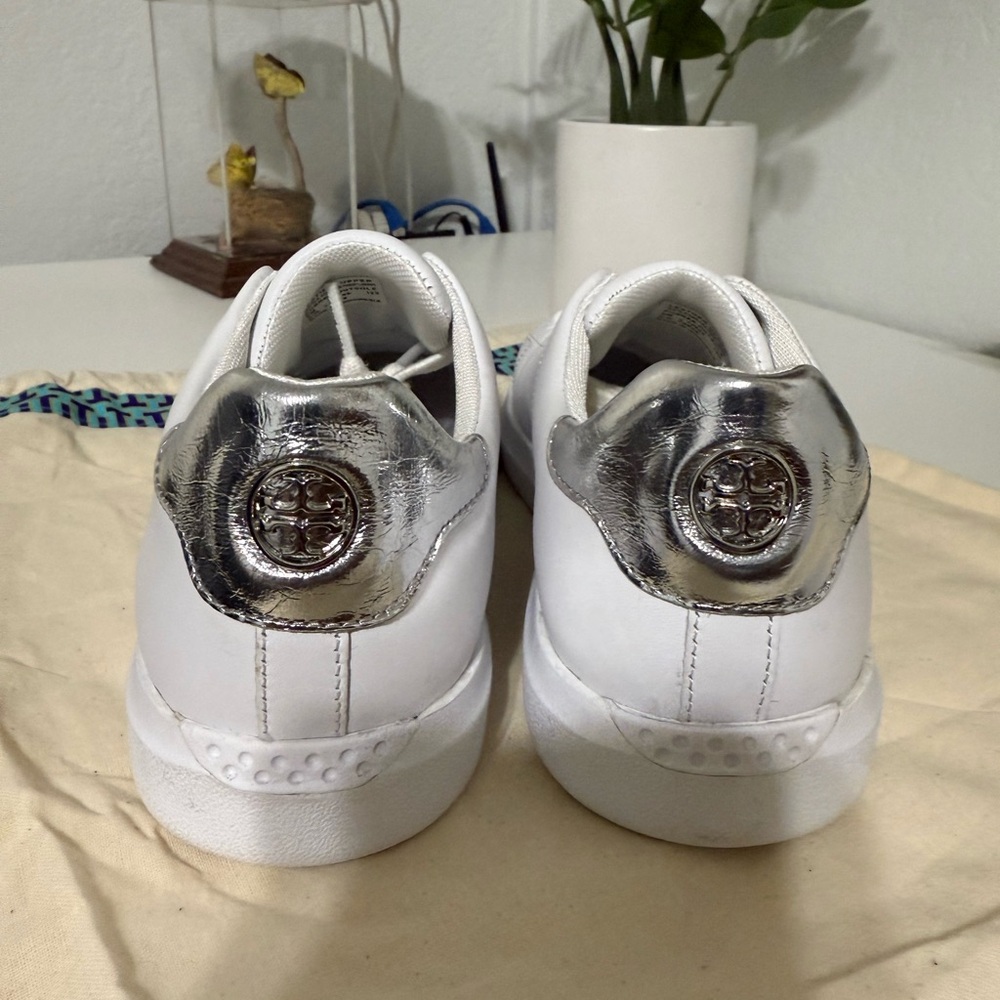 (NWOT) TORY BURCH WOMEN'S HOWELL COURT SNEAKERS, TITANIUM WHITE/SILVER. - Picture 5 of 6